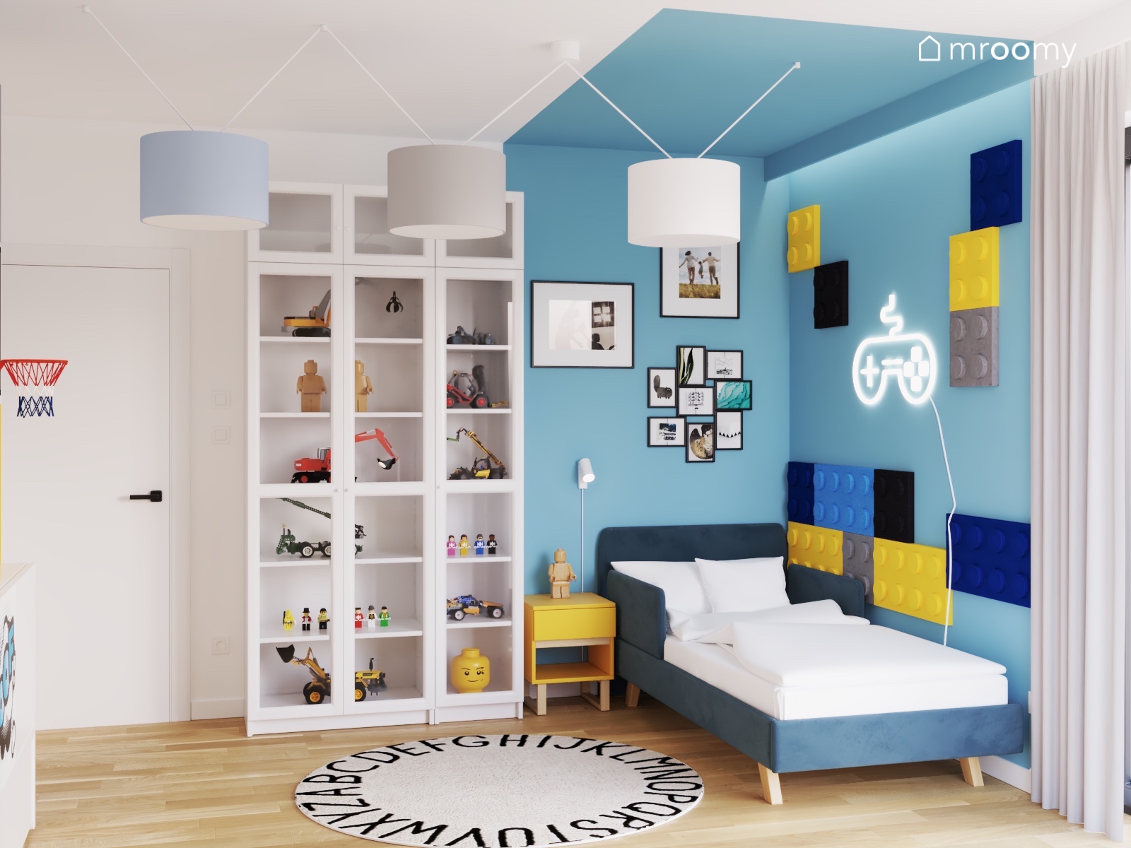 Łóżko w pokoju chłopca a przy nim śpanele ścienne i niebieski kolor ściany z sufitem