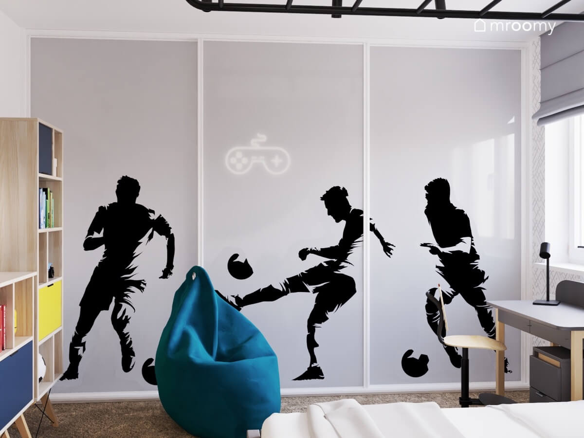 Projekt jasnego pokoju chłopca z motywem piłki nożnej