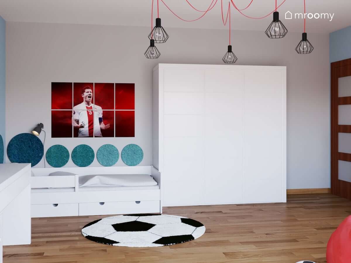 Projekt jasnego pokoju chłopca z motywem piłki nożnej