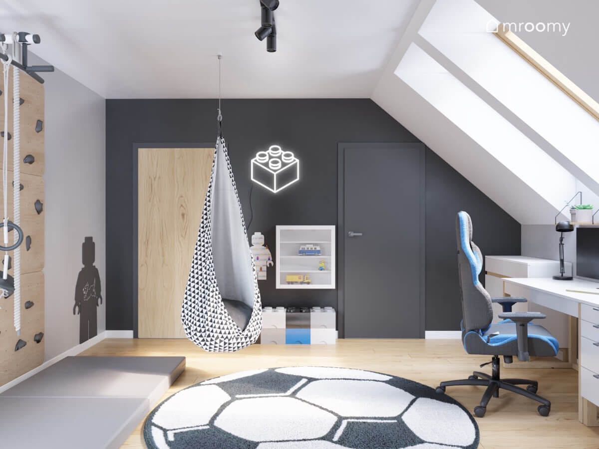 Projekt jasnego pokoju chłopca z motywem piłki nożnej