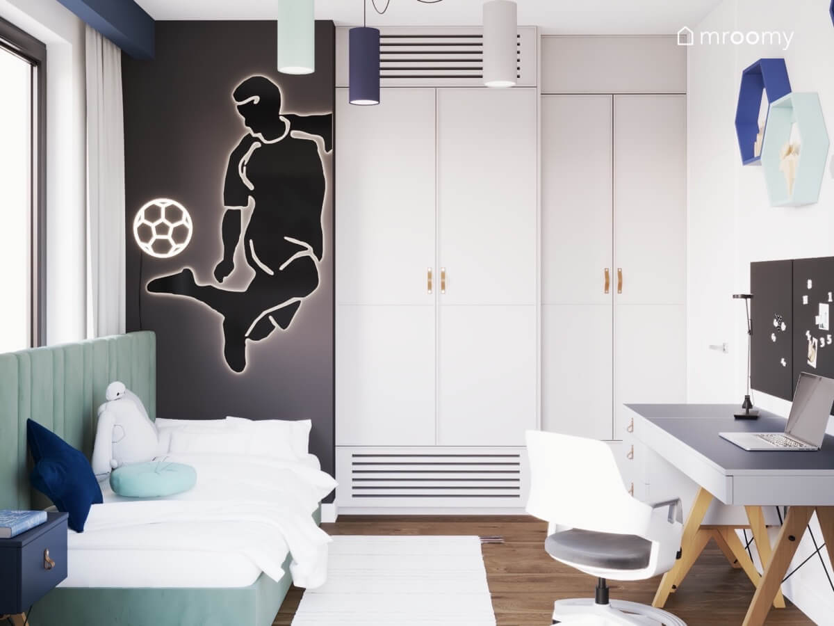 Projekt jasnego pokoju chłopca z motywem piłki nożnej