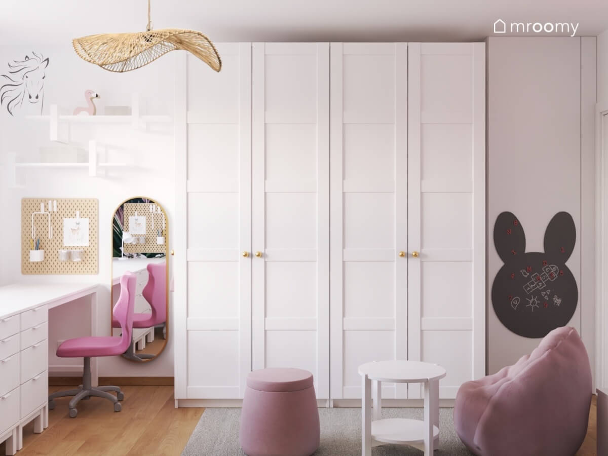 Pojemna szafa ze złotymi gałkami