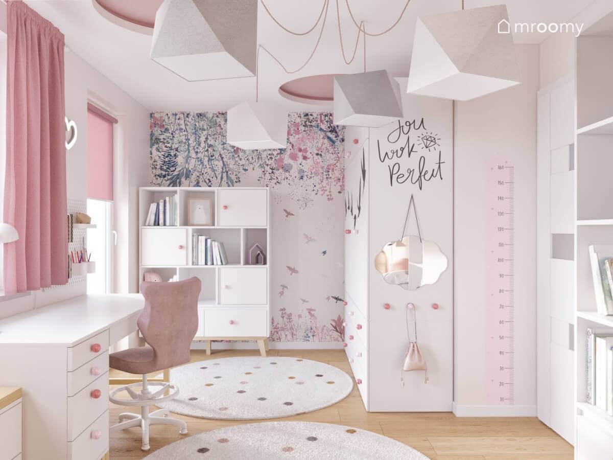 Designerskie lampy, tapeta w kwiaty i różowe dodatki tworzą dziewczęcy klimat