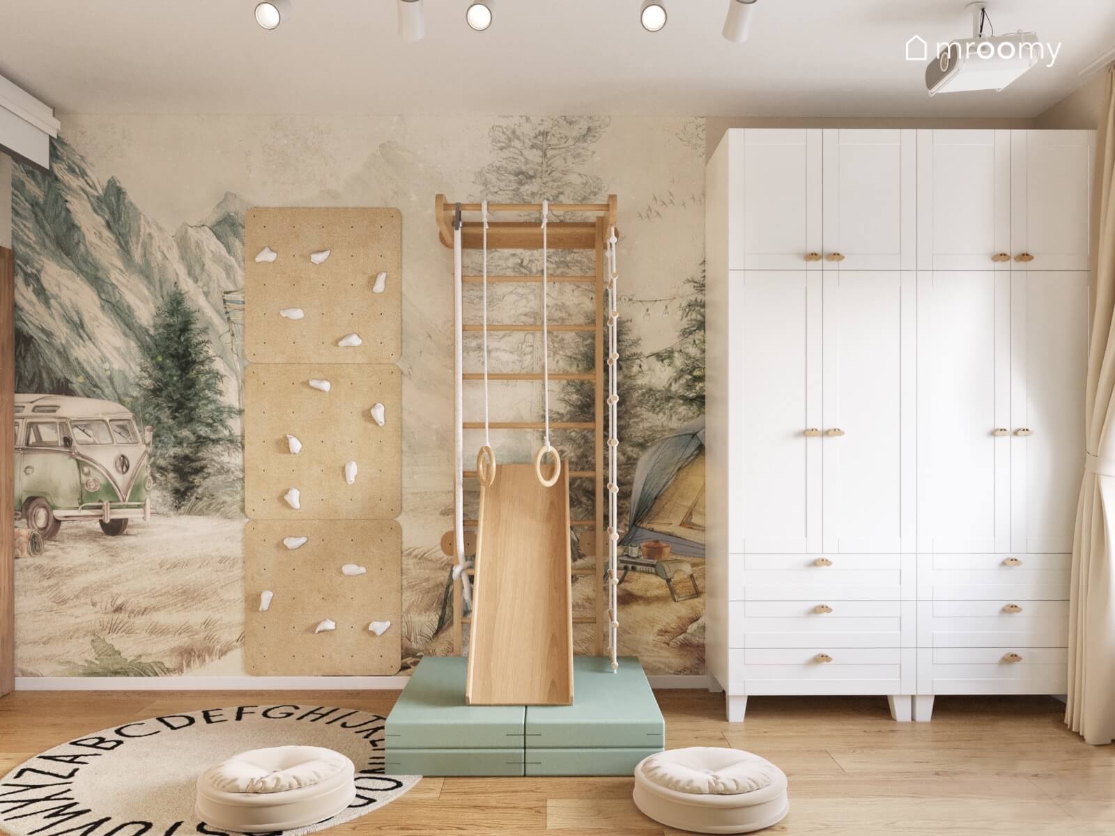 Strefa zabawy - drabinka gimnastyczna i ścianka wspinaczkowa