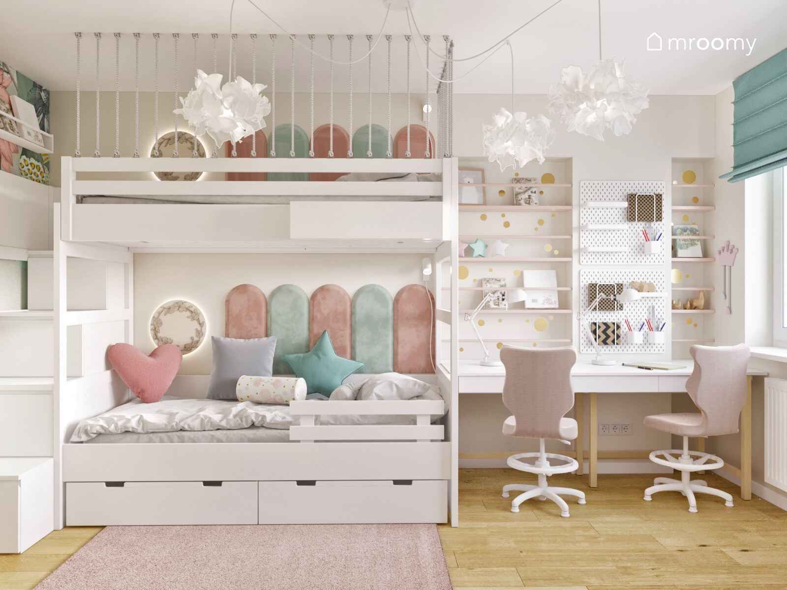 Sprytne wykorzystanie ściany nad biurkami - półki i organizery ścienne