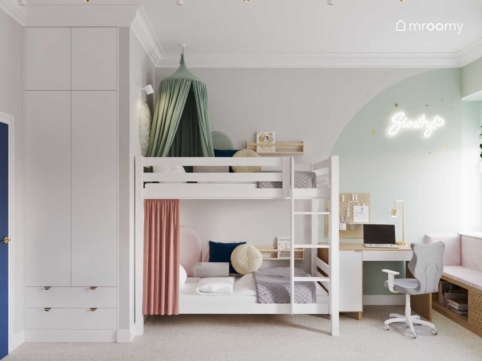 Projekt pokoju chłopca, łóżko piętrowe, garderoba, motyw podróży.