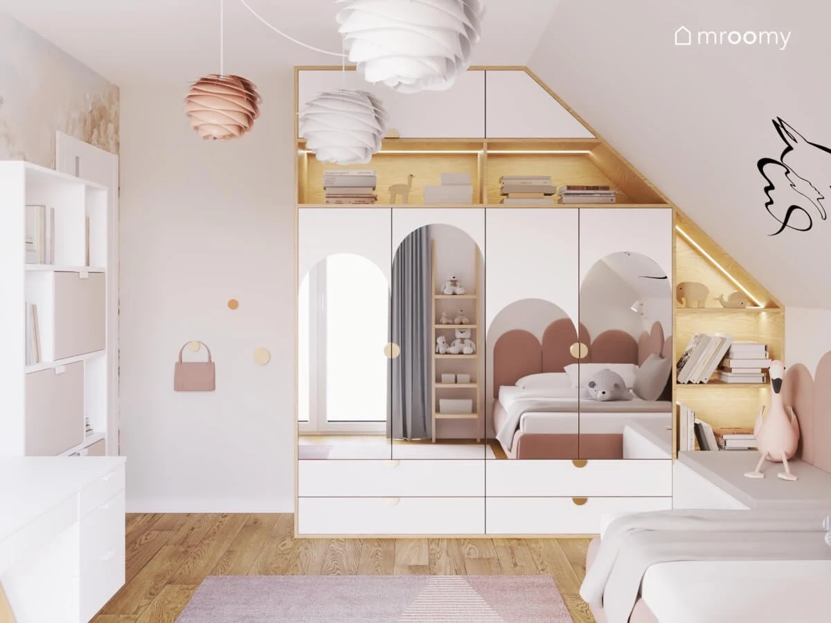 Zabudowa w pokoju dziecka na poddaszu