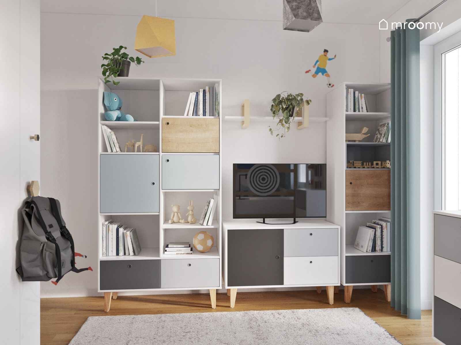 Regały w pokoju chłopca z kolorowymi frontami