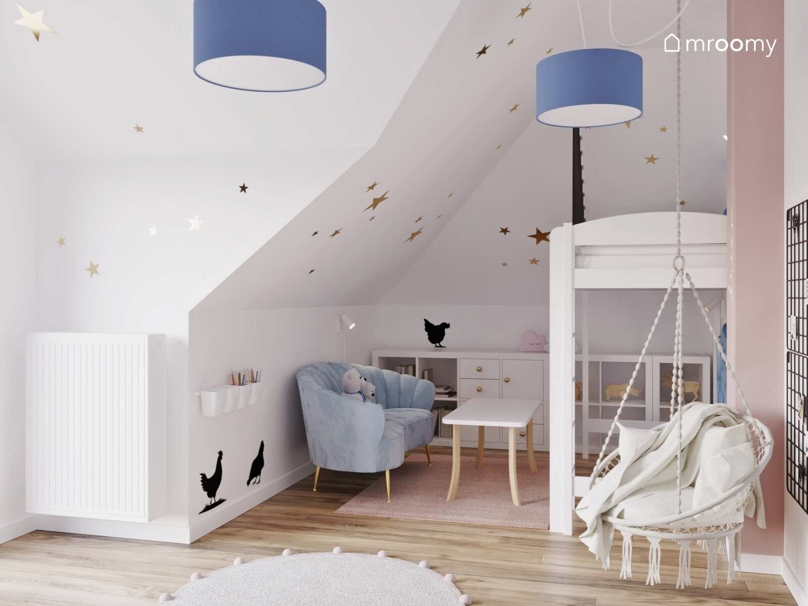 Strefa relaksu w pokoju nastolatki zaaranżowana pod skosem