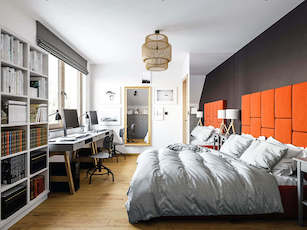 Jasna sypialnia z szarym łóżkiem pomaranczowym wezgłowiem biblioteczką i biurkiem do pracy