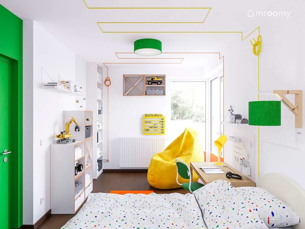 Białe meble ze sklejki w pokoju chłopca z żółtym workiem sako i zieloną lampą i żółtą półką na samchody