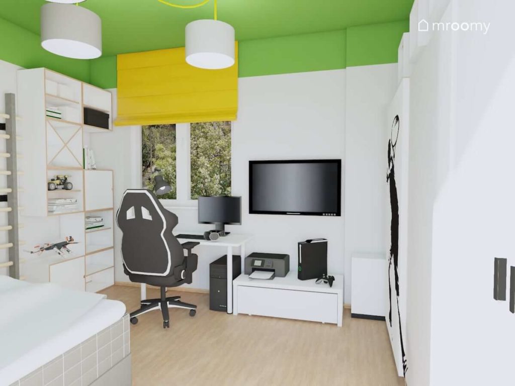 Biurko fotel gamingowy i telewizor w pokoju nastoletniego chłopca z zielonym sufitem