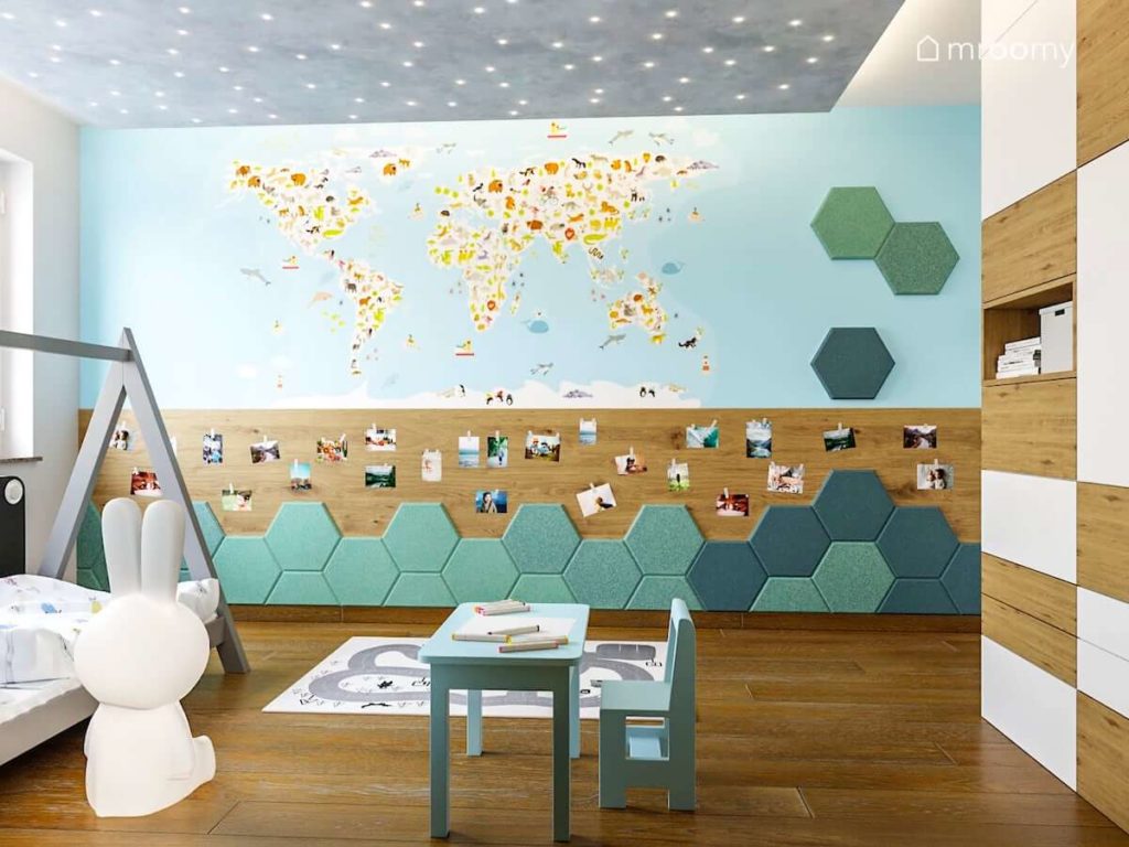 Ściana z mapą świata i miękkimi panelami heksagonami w pokoju dla chłopca
