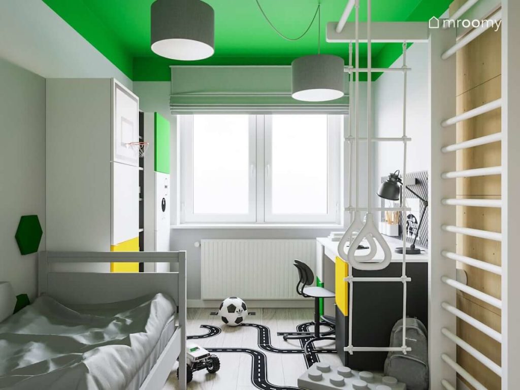 Zielono-biały pokój chłopca ze ścianką wspinaczkową drabinką do ćwiczeń i szarym łóżkiem