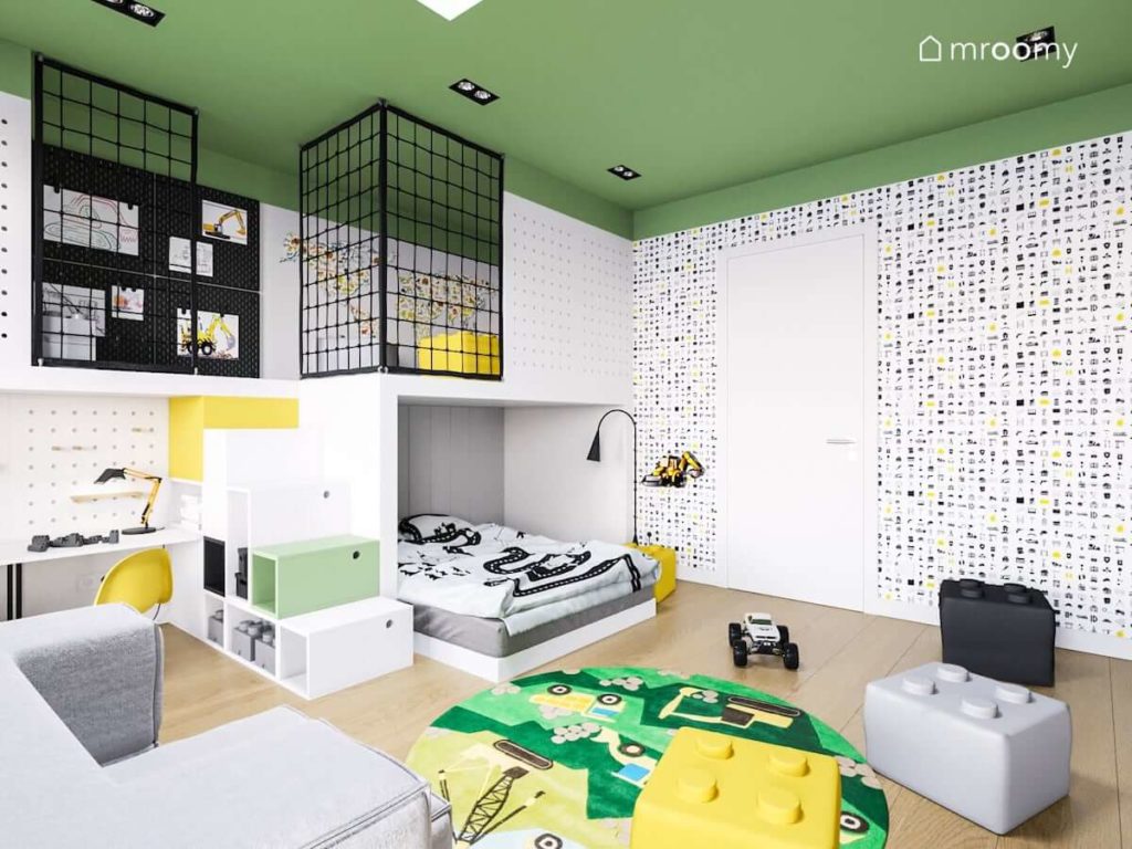 pokój dziecięcy z antresolą z funkcją spania i kryjówką z zielonym sufitem i tapetą w motywu budowlane i koparki
