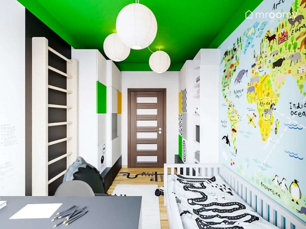 Pokój chłopca z zielonym sufitem czarną ścianą drabinką gimnastyczną i tapetą z mapą świata