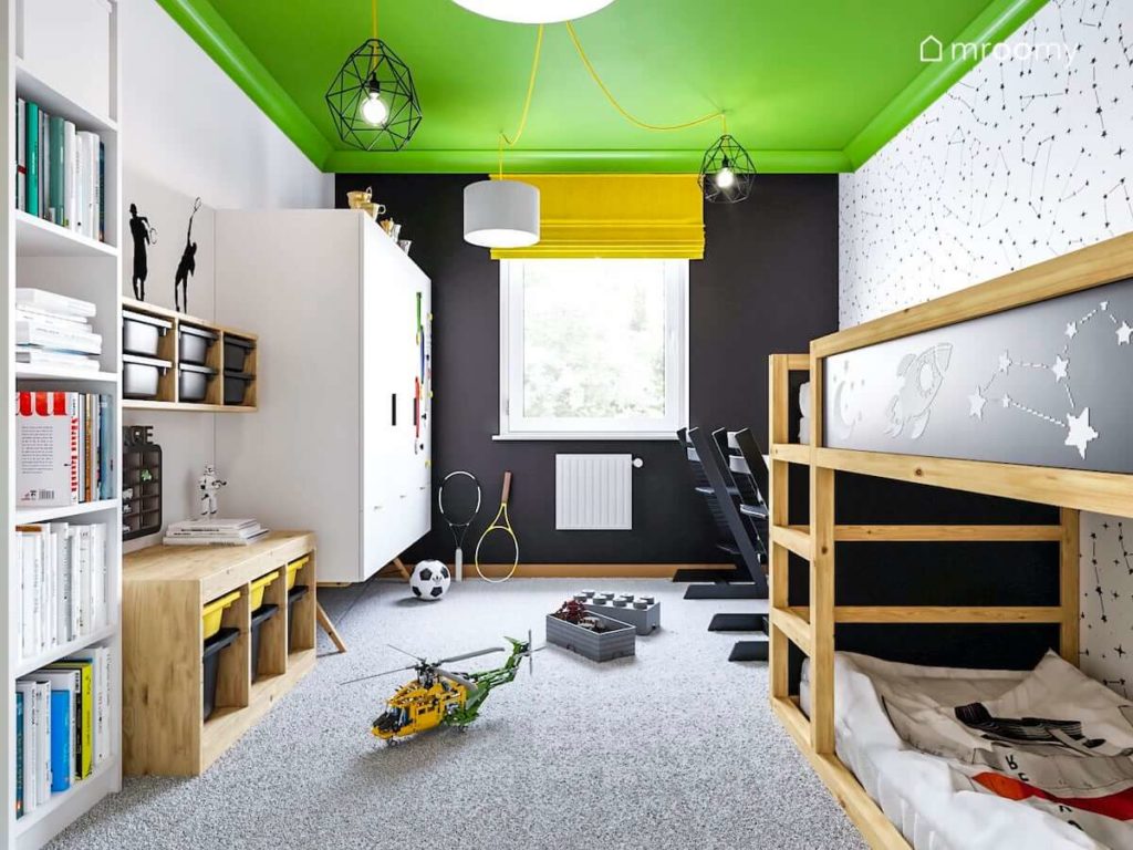 Czarna ściana żółta roleta białe meble i drewniane piętrowe łóżko w pokoju dwóch chłopców interesujących się sportem