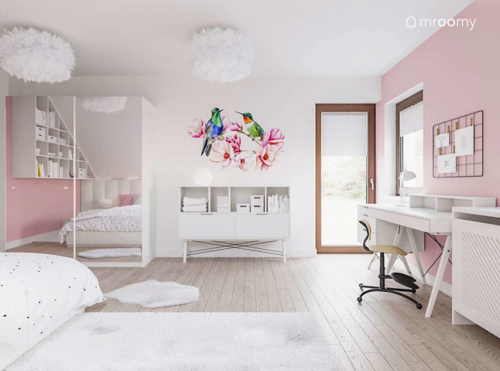 Biało-różowy pokój dziewczynki z naklejką w ptaki szafą z lustrem i białym biurkiem