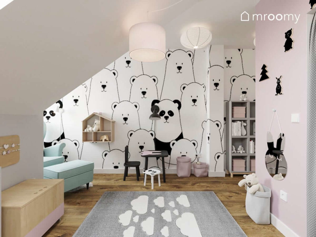 Czarno-biała tapeta w wielkie misie i pandy różowa ściana stoliczek i dywan w chmurki w różowo-szarym pokoju małej dziewczynki