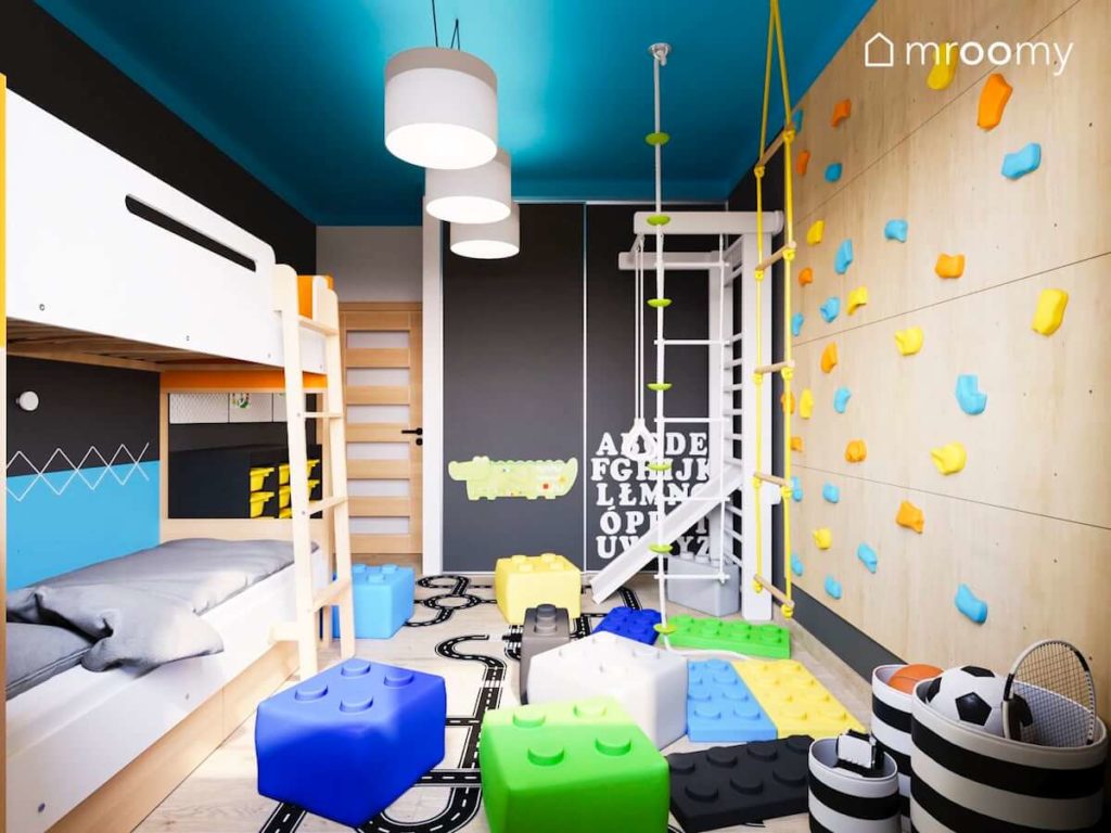 Naklejki podłogowe w kształcie drogi ścianka wspinaczkowa i drabinka gimnastyczna w kolorowym pokoju dla dwójki chłopców