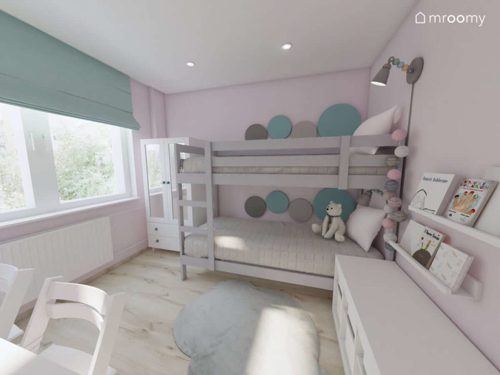 Piętrowe łóżko z panelami ściennymi w kształcie kropek puchaty dywan w chmurkę w pokoju małych dziewczynek sióstr
