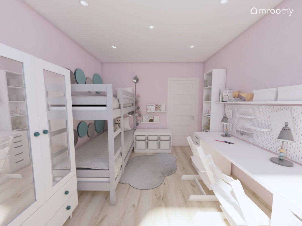 Szare piętrowe łóżko białe meble w pokoju małych dziewczynek z różowymi ścianami i zielonymi dodatkami