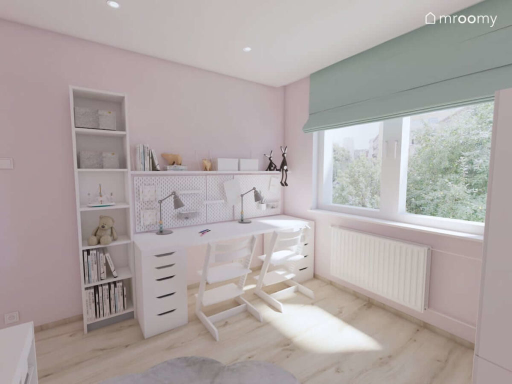 Dwa białe biurka obok okna w słodko różowo-szaro-miętowym pokoju dla dwóch małych sióstr
