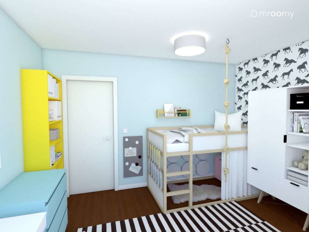 Piętrowe łóżko ze strefą do zabawy na dole i meble w żółtych i niebieskich kolorach w pokoju dla małej dziewczynki