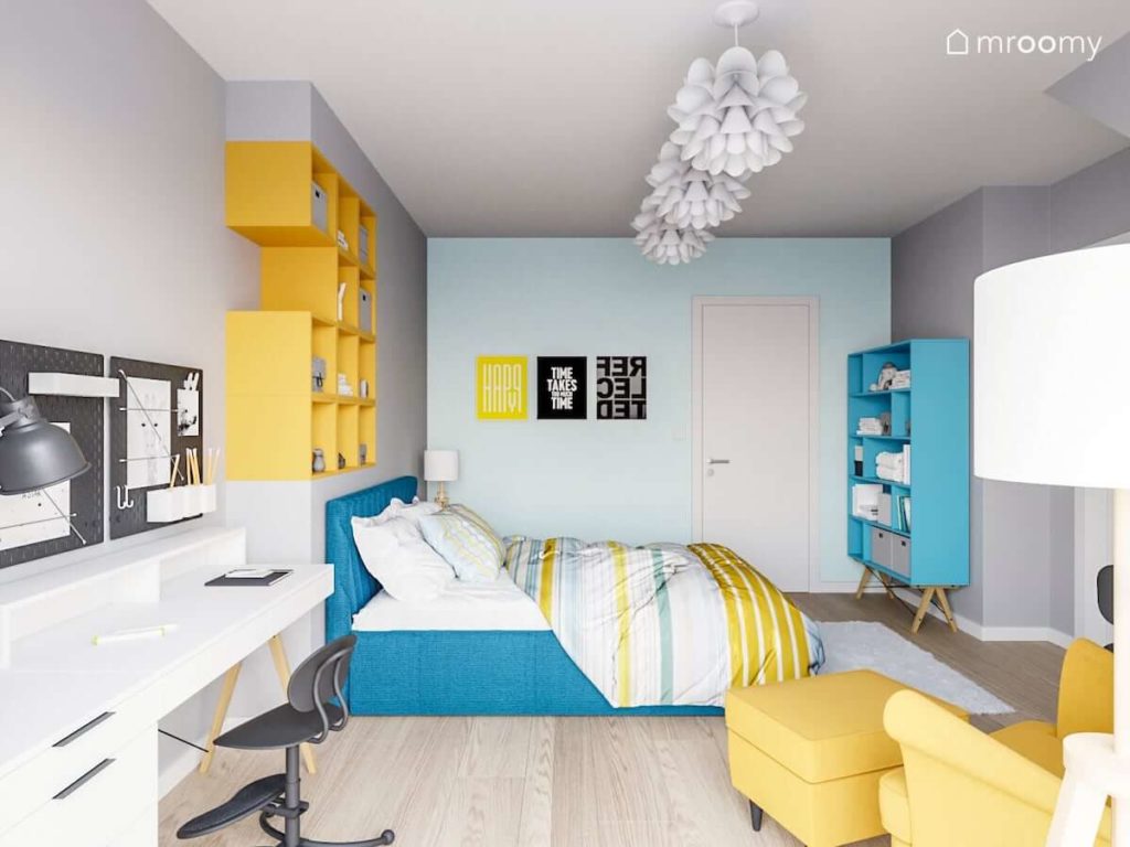 Żółto-niebieskie meble duże łóżko i białe biurko w pokoju nastoletniej dziewczyny
