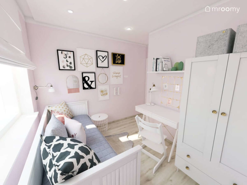 Łóżko z kolorowymi poduszkami biurko i szafa w różowo-białym pokoju dla małej dziewczynki