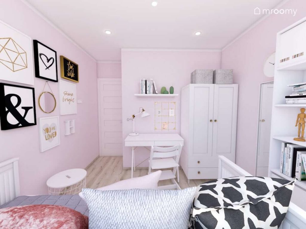 Pokój dla małej romantycznej dziewczynki w którym jest biała dwudrzwiowa szafa obok biurka i różowe ściany z dużą ilością przywieszonych obrazków