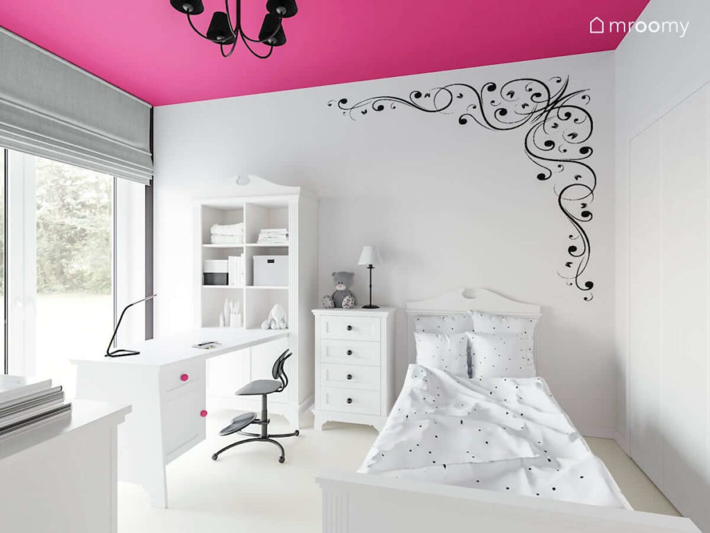 pokój dla dziewczynki z intensywnie różowym sufitem i białymi ścianami i białymi meblami