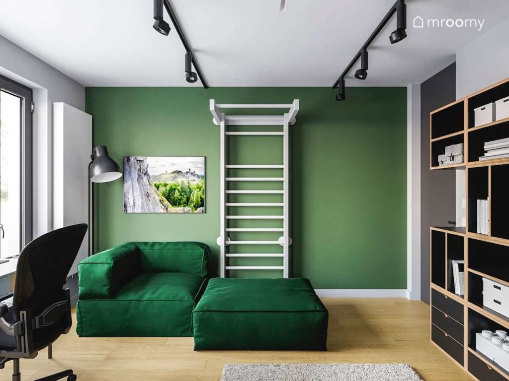 Biała drabinka zielona sofa modułowa zielona ściana w dużym pokoju nastolatka