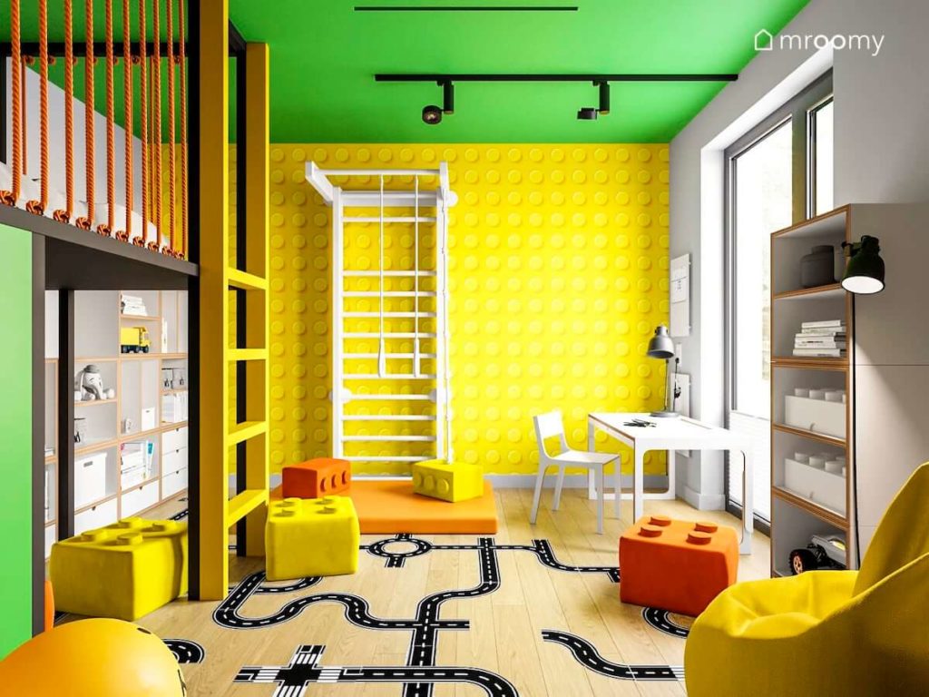 Pokój wczesnoszkolnego chłopca w energetycznych żółto-zielonych kolorach z drabinką gimnastyczną pufami lego i naklejkami na podłodze