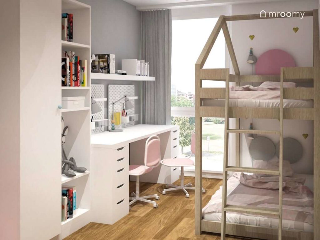 Dwa biurka obok siebie białe meble i piętrowe łóżko w małym pokoju dla dwóch dziewczynek