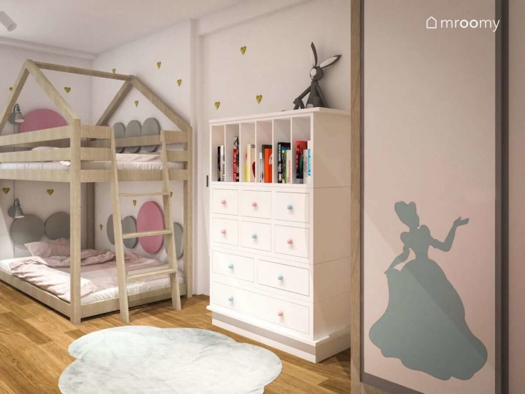 Piętrowe łóżko i biała komoda w pokoju dwóch dziewczynek sióstr z akcentami księżniczek