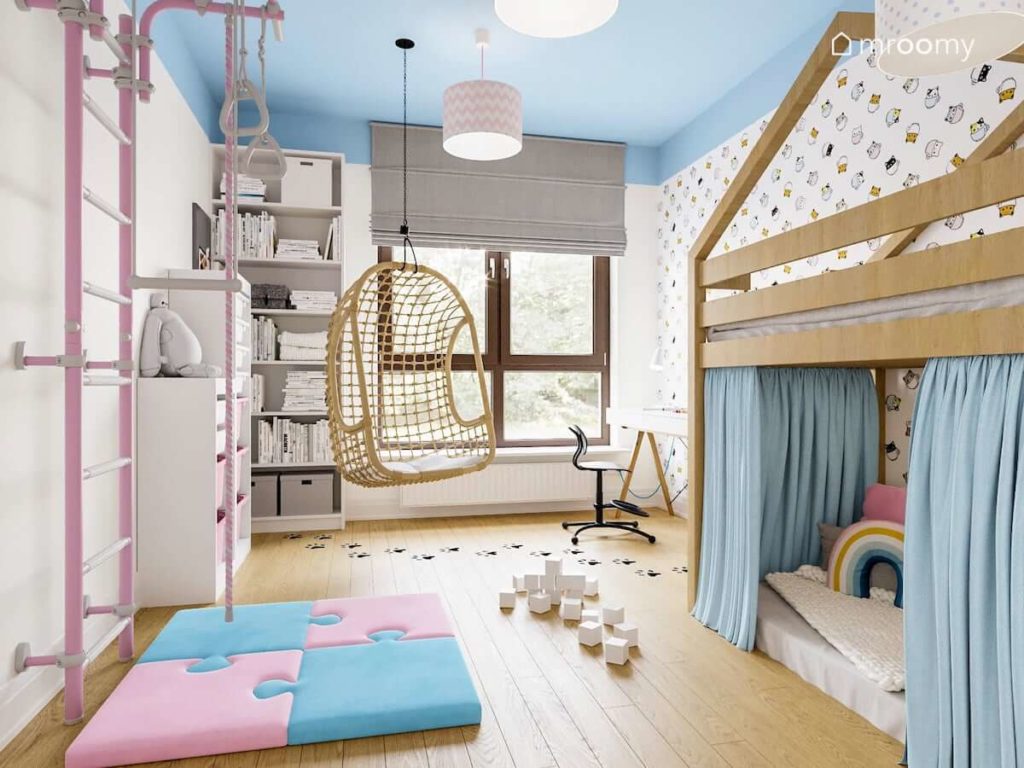 Pokój dziewczynki z niebieskim sufitem drabinką gimnastyczną huśtawką i łóżkiem typu domek