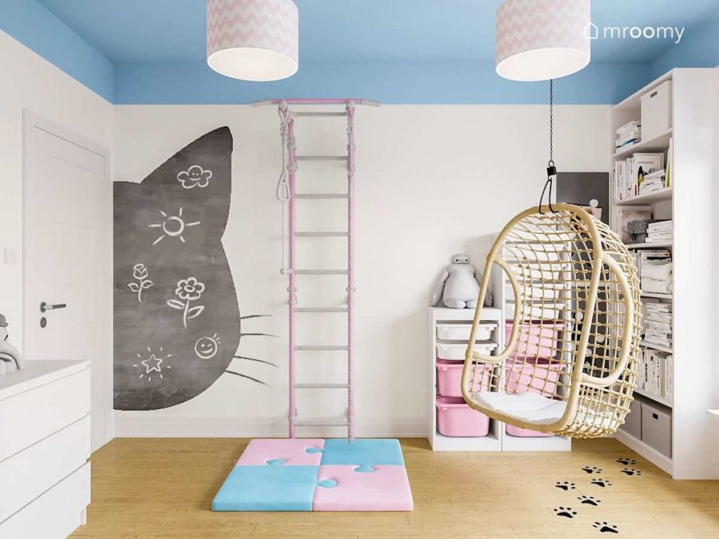 Naklejka tablicowa w kształcie kota drabinka gimnastyczna z matą lego  i huśtawka w pokoju małej dziewczynki