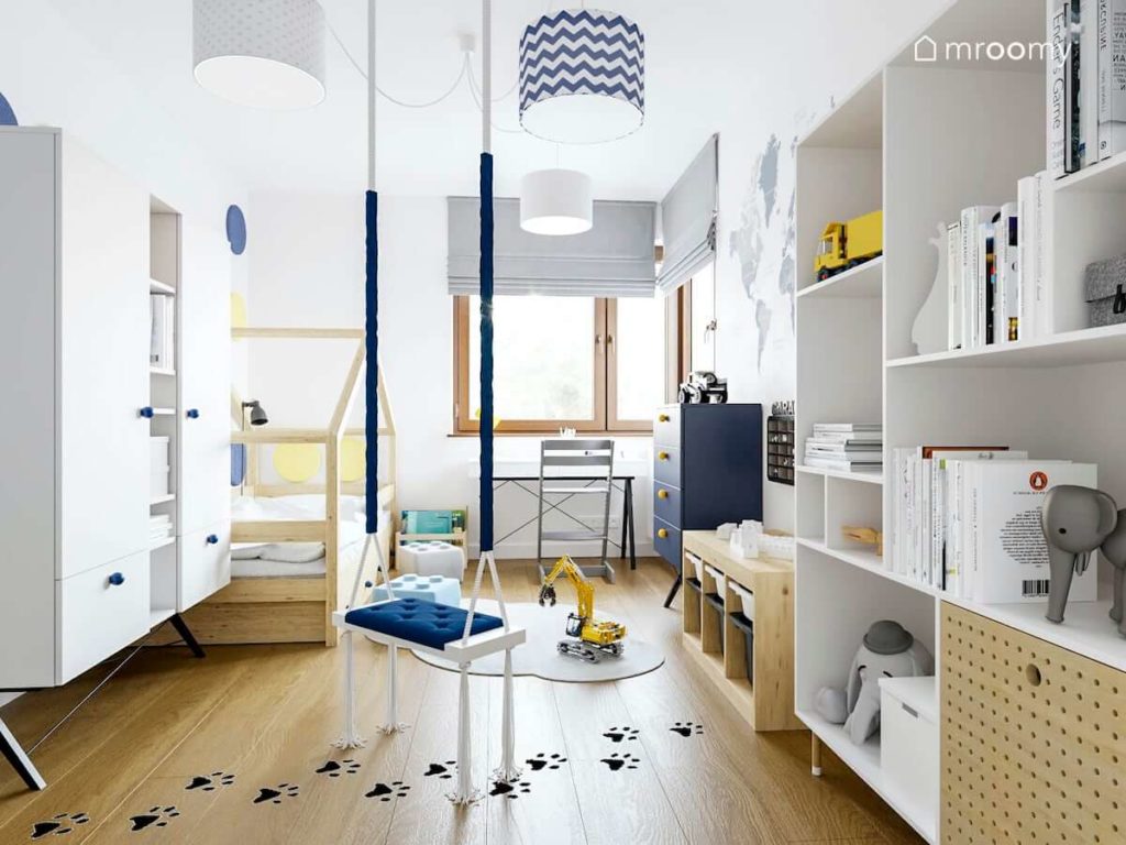 Pokój chłopca z huśtawką naklejkami podłogowymi kolorowymi abażurami i łóżkiem domkiem