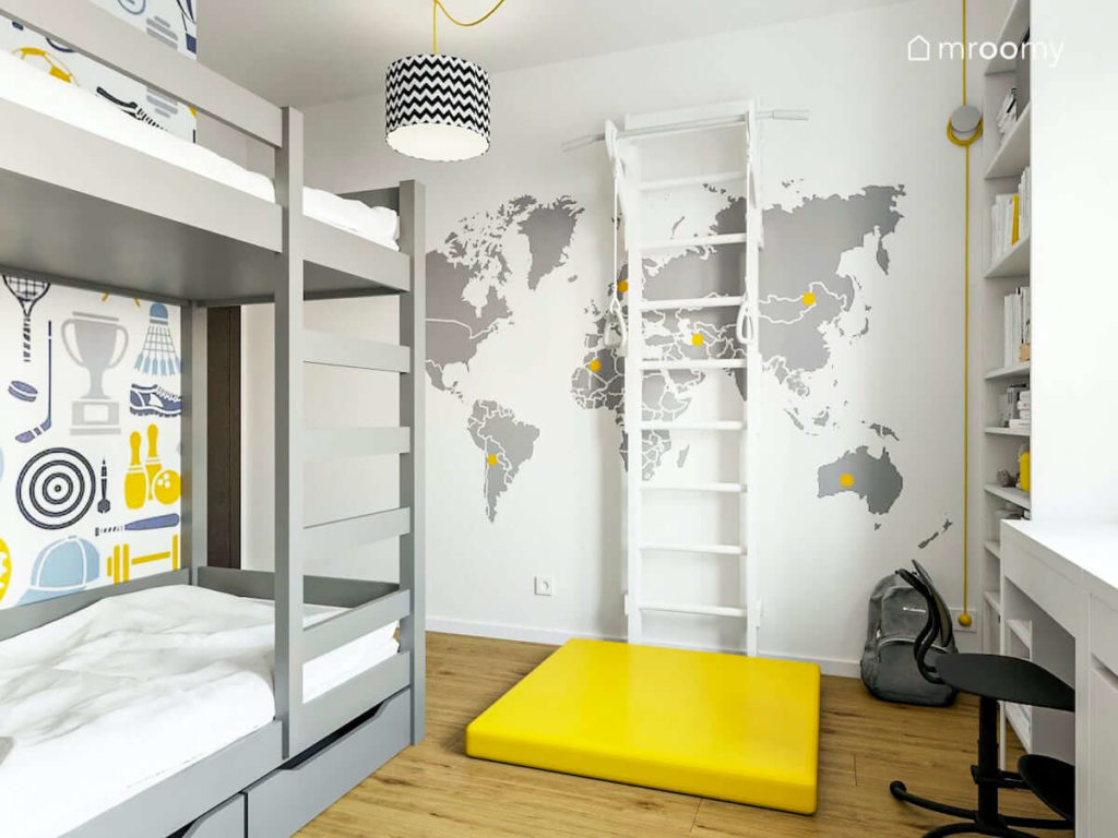 Pokój dziecięcy dla dwóch chłopców z drabinką na ścianie z tapetą mapa świata i żółtym materacem