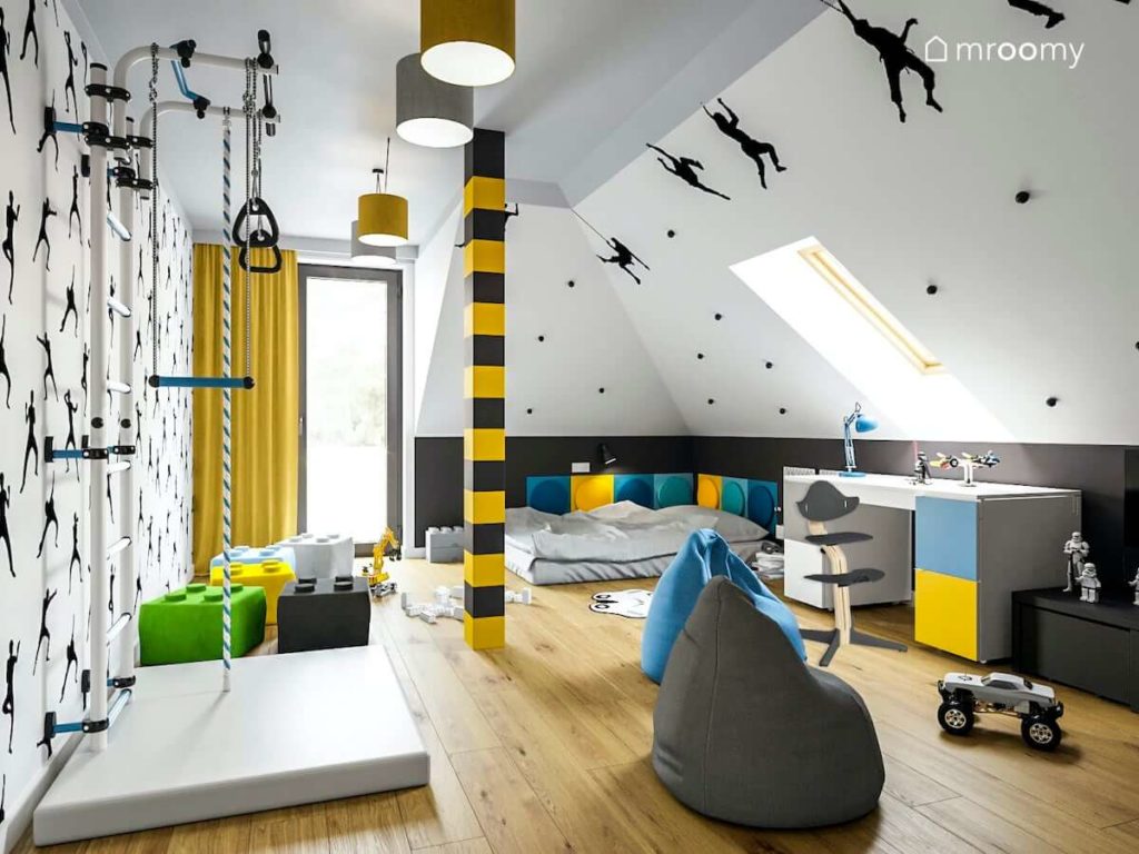 Poddaszowy pokój dla usportowionego chłopca ucznia z drabinką miejscem do nauki i spania  z żółtymi dodatkami i niebieskim kolorami
