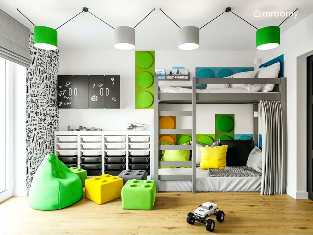 Piętrowe łóżko z bazą na dole w pokoju 8letniego chłopca z zielonymi akcentami