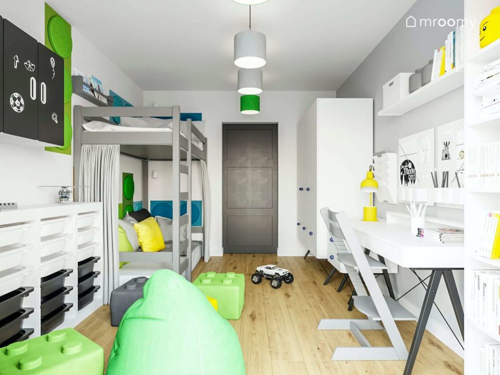 Szaro-biały pokój chłopca z mocno zielonymi dodatkami biurko łóżko piętrowe i worki sako