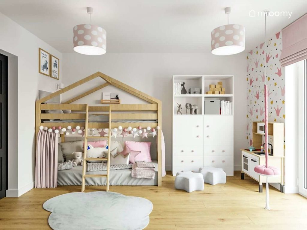 Łóżko z antresolą biała szafa szary dywan i lampy w różowo-białe grochy w pokoju kilkuletniej dziewczynki