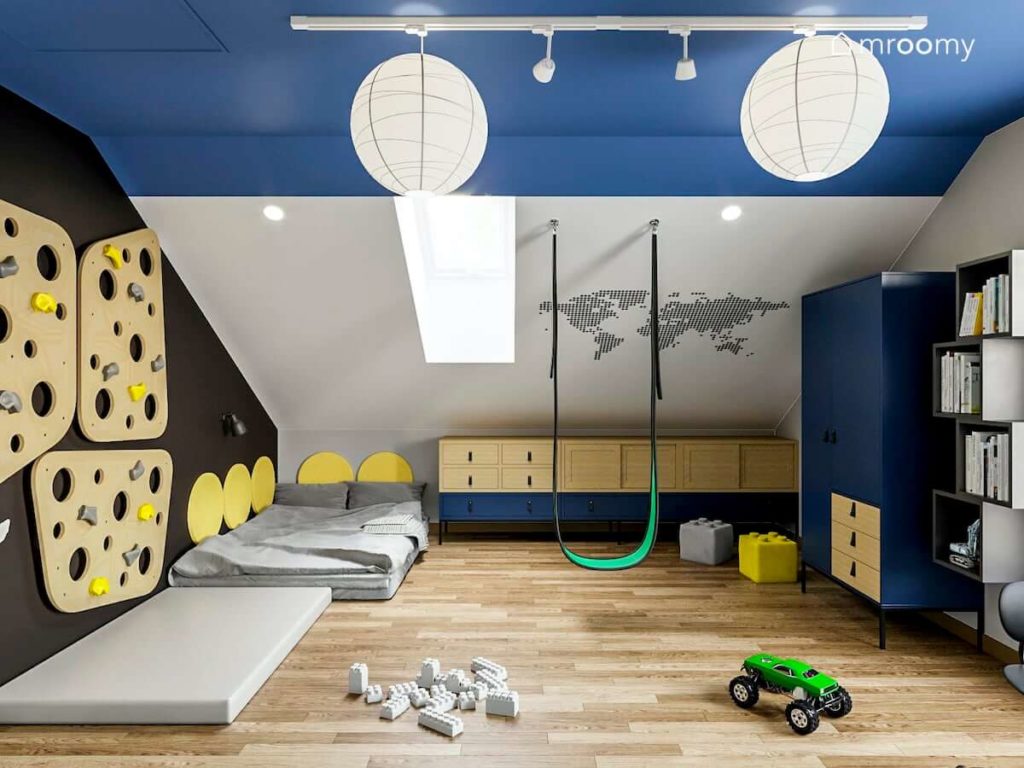 Projekt pokoju na poddaszu dla chłopca z materacem do spania meblami modułowymi pod skosem i niebieskim sufitem