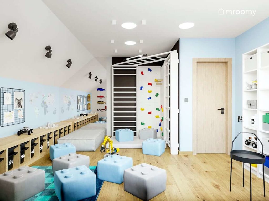 Pokój zabaw dla przedszkolaka z niebieskimi ścianami czarnymi akcentami białą drabinką i ścianką wspinaczkową