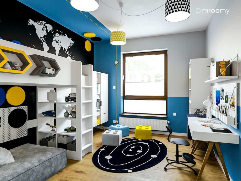Pokój chłopca w żywe kolory niebieski szary czarny żółty z łóżkiem antresolą biurkiem i abażurami w trójkąty