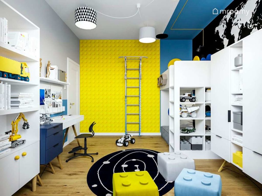 Żółta tapeta w klocki lego drabinka piętrowe łóżko białe meble i niebieskie czarne kolory w pokoju chłopca miłośnika lego