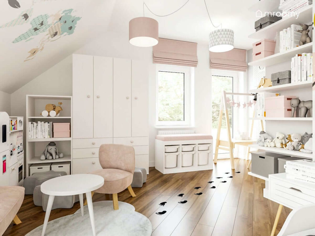 Poddaszowy pokój dla małej dziewczynki z naklejkami podłogowymi różowymi roletami białymi meblami i różowymi dodatkami