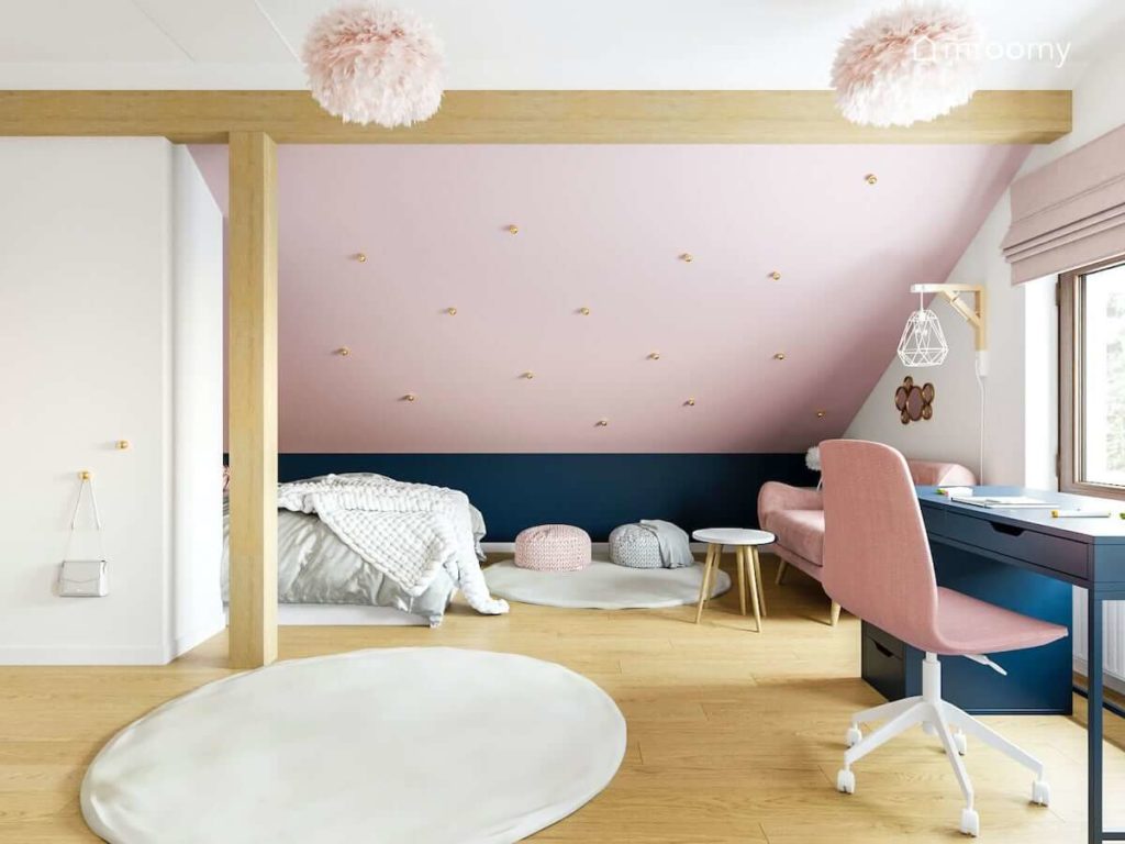 Granatowe biurko różowe krzesło ściana ze skosem łóżko i biała szafa w dużym poddaszowym pokoju dla dziewczynki